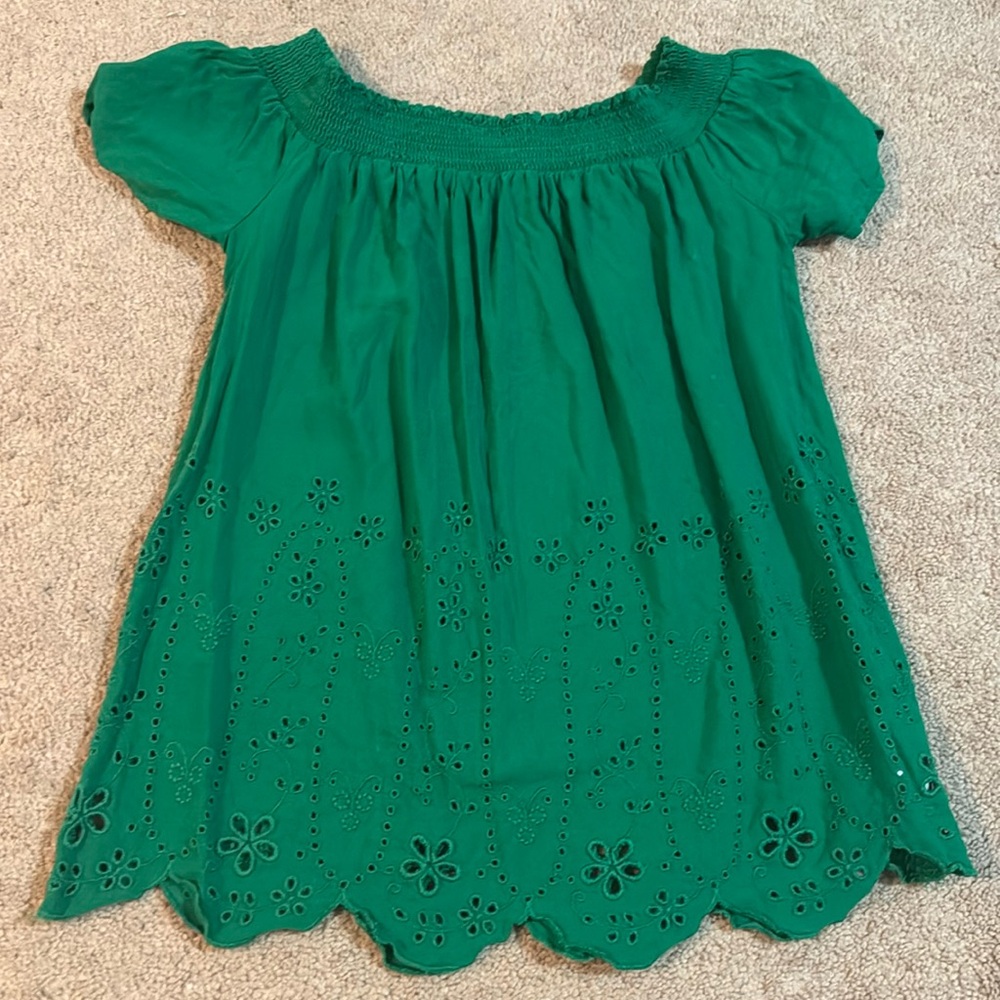 Old navy green top that has beautiful designs on it perfect for kids and teens